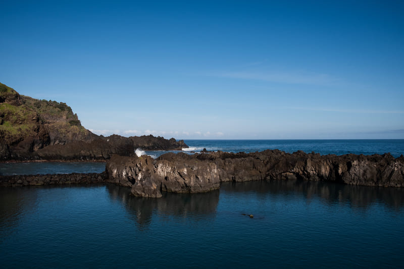 Piscina natural selvagem no Seixal, costa norte da ilha. Foto por Roberta Caldas Schmoi, todos os direitos reservados