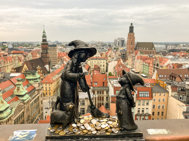 bruxa de bronze em Wroclaw na ponte da catedral