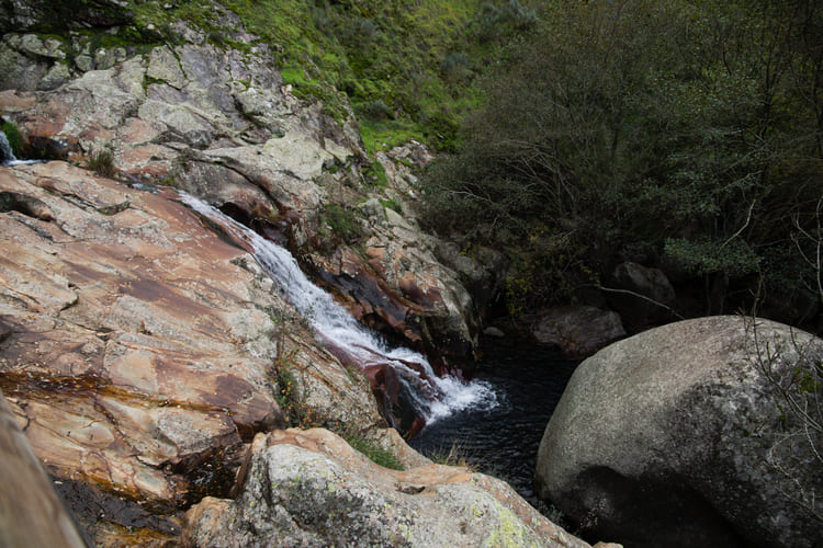 cascata sobre pedras na Serra da Estrela