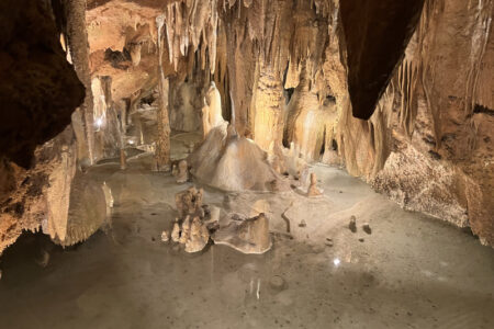 Entre a Gruta Santo António e Gruta Alvados, a Gruta Alvados tem muito mais água e uma beleza singular.